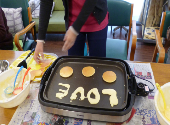 おやつ作り（ホットケーキ）。