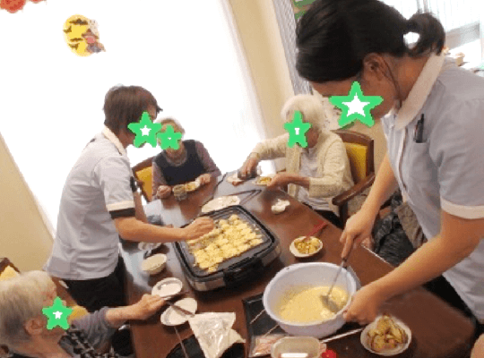 おやつ作り（たこ焼き作り）。