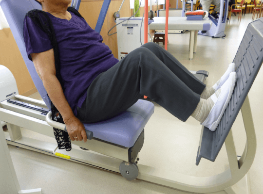 リハ機器も充実しており、下肢の筋力増強を目的としたレッグプレスがあります。